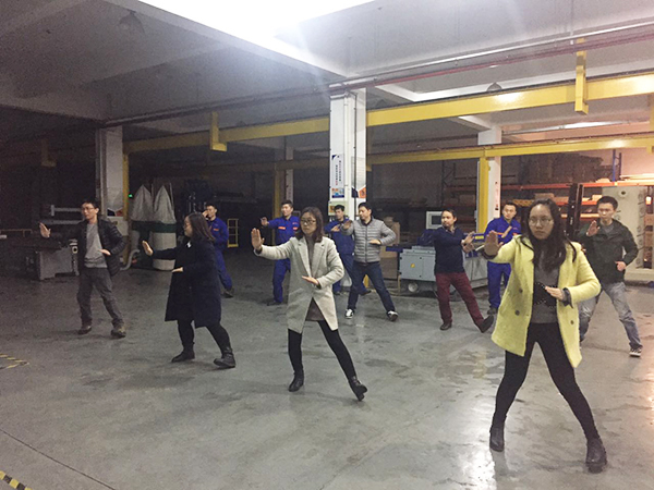 太极拳高手在918博天堂环保公司车间