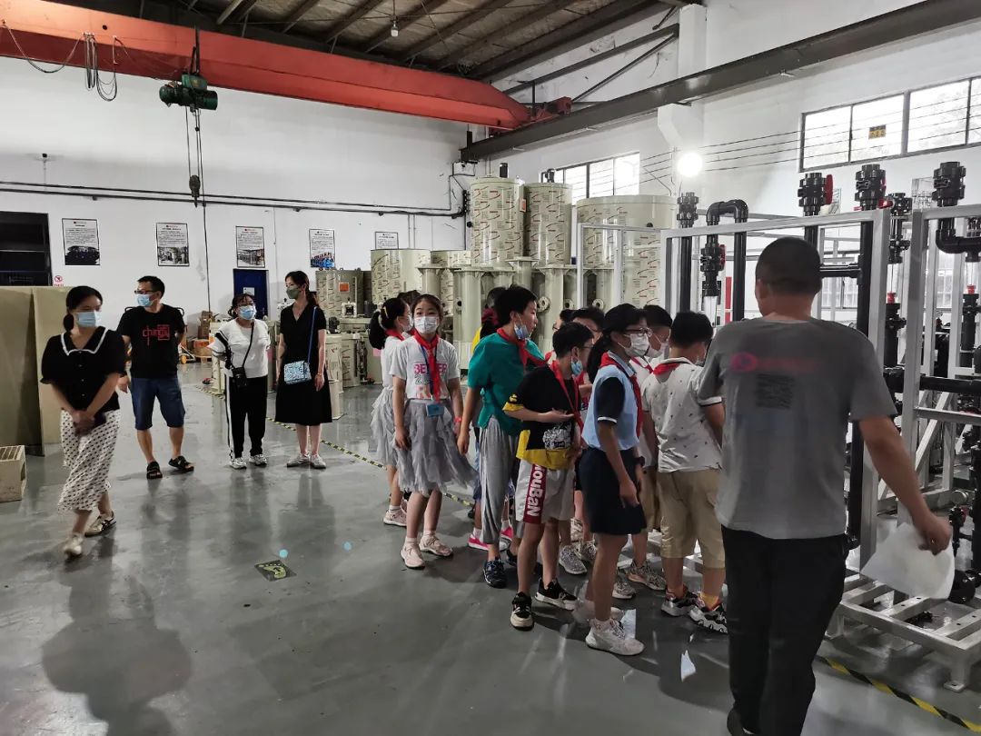 带城小学少先队员们参观918博天堂生产车间