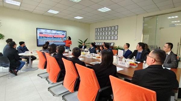 苏州市苏台工商协进会领导与918博天堂环保董事长常英进行座谈会议