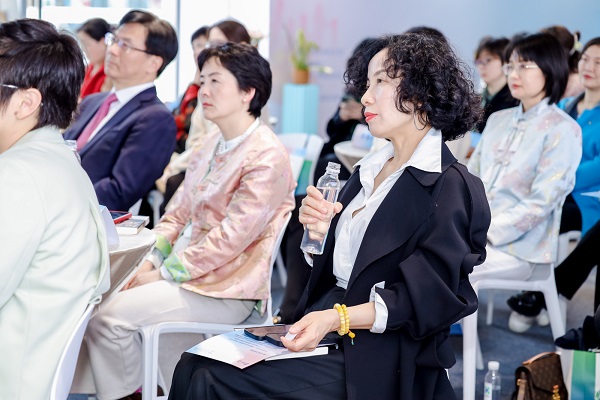 918博天堂出席女企业家领导力沙龙暨“益企家”企业服务联络站揭牌仪式